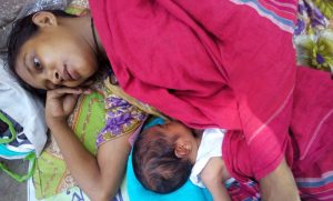 202529mother_child_du_kalerkantho_pic