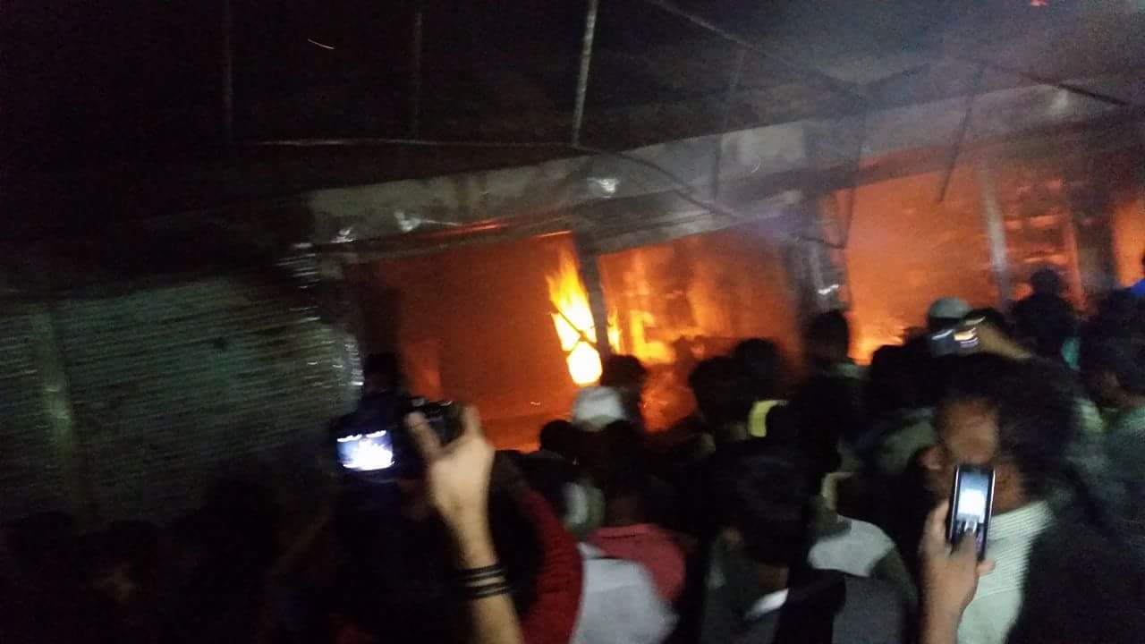 সোনাগাজী বাজারে অগ্নিকান্ডে ৬টি দোকান ভস্মিভুত