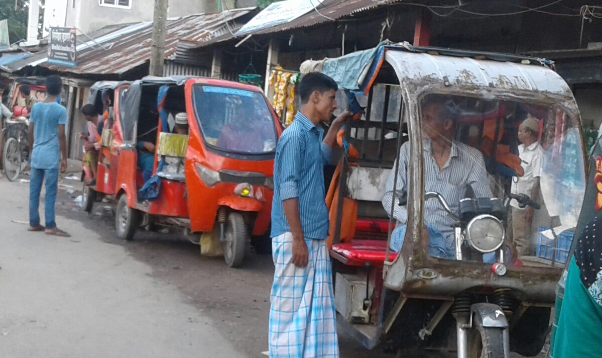 ফেনীতে নিষিদ্ধ ইজিবাইকে সয়লাব।। প্রভাবশালীরা হাতিয়ে নিচ্ছে কোটি টাকা