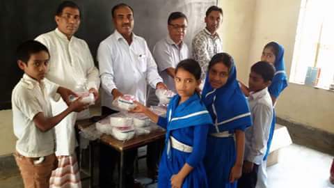 চর ছান্দিয়ায় শিক্ষার্থীদের মাঝে টিফিন বক্স বিতরন