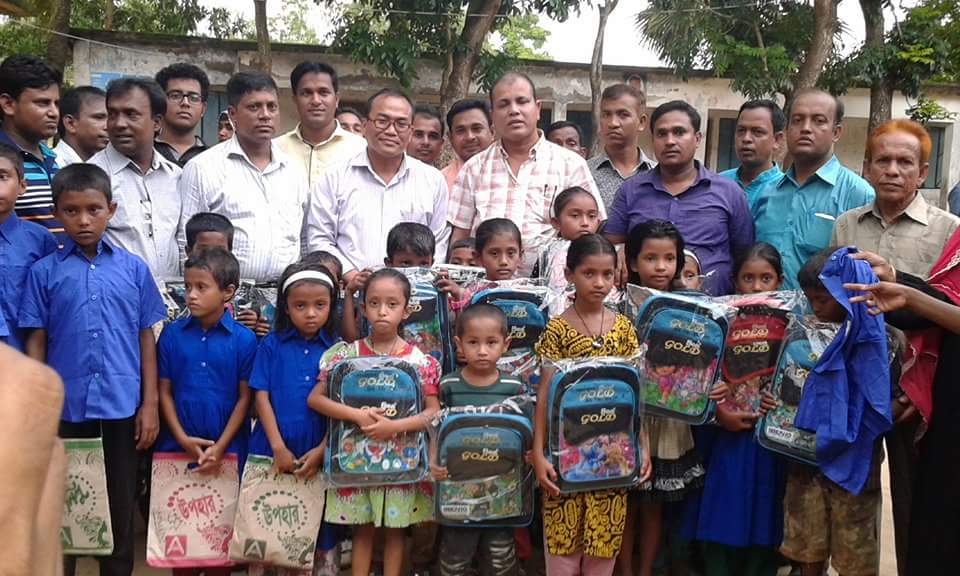 ফুলগাজী সদরের মনতলা প্রাথমিক বিদ্যালয়ে স্কুল ড্রেস ও ব্যাগ বিতরণ