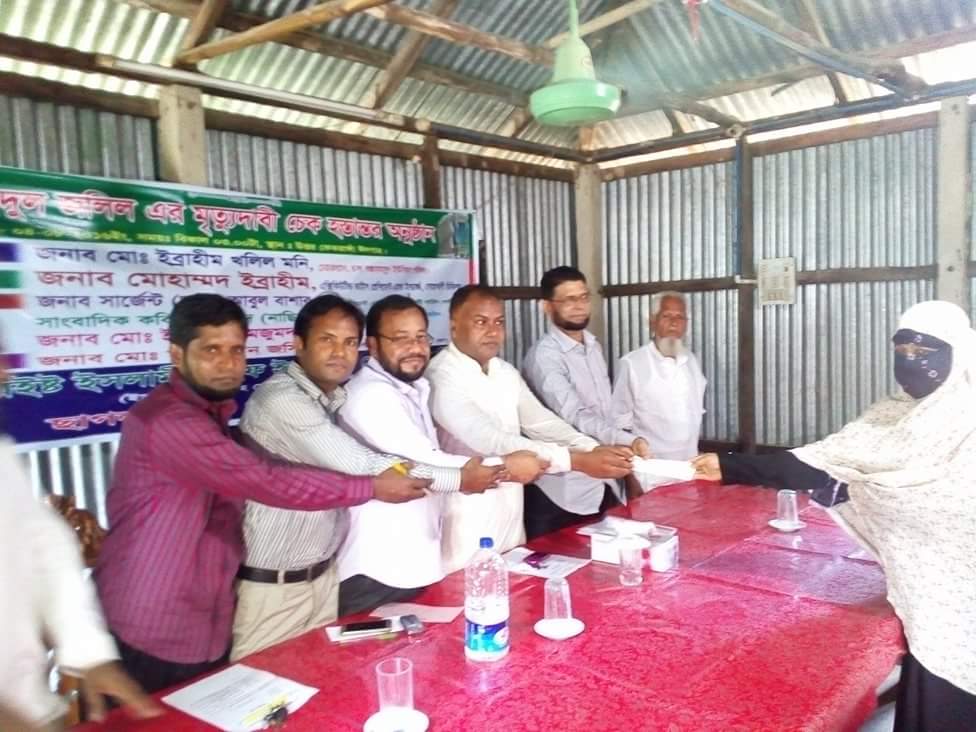 ফুলগাজীতে ফারইষ্ট’র মৃত্যুদাবীর চেক হস্তান্তর