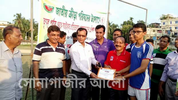 ফেনীতে ভলিবল খেলোয়াড়দের মাঝে সনদ বিতরন