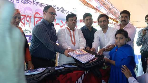 সোনাগাজীতে শিক্ষার্থীদের মাঝে শিক্ষা উপকরন বিতরন