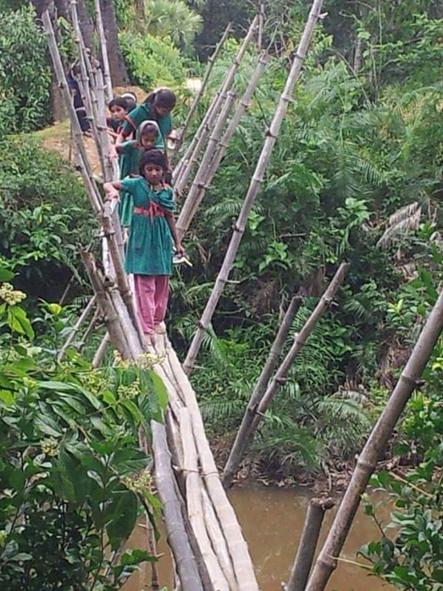 “ডিজিটাল বাংলাদেশে এখনও  ঝুঁকি নিয়ে স্কুলে আসছে শিশুরা”