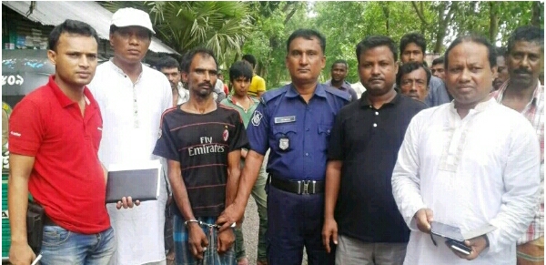 সোনাগাজীতে মাদক ব্যাবসায়ীকে পুলিশে দিলেন চেয়ারম্যান খোকন