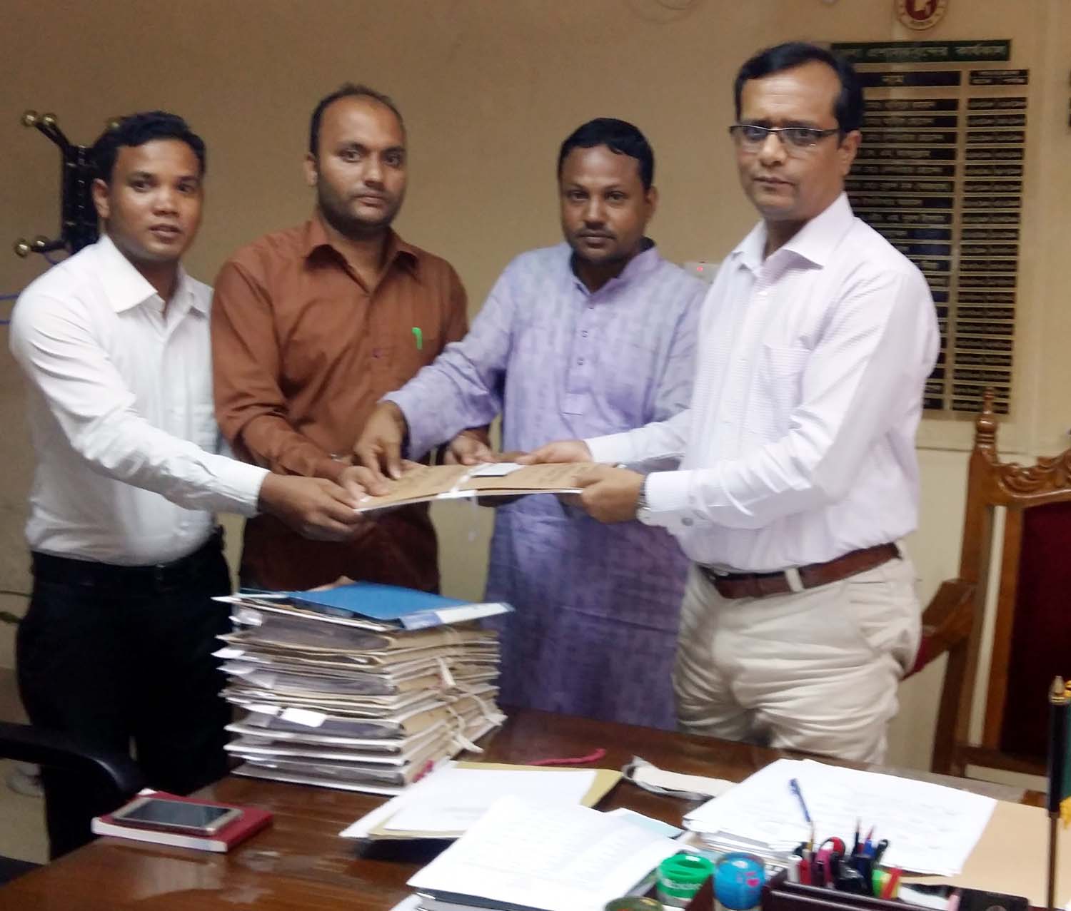 ফেনীতে পল্লী সঞ্চয় ব্যাংকের কর্মকর্তা কর্মচারীদের স্বারক লিপি প্রদান