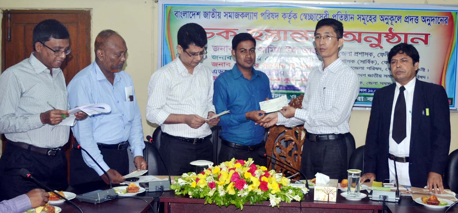 ফেনীতে সমাজকল্যাণ পরিষদের চেক হস্তান্তর