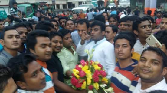 কেন্দ্রীয় ছাত্রলীগের সভাপতি কে সোনাগাজী ছাত্রলীগের ফুলেল শুভেচ্ছা