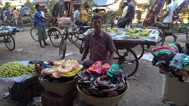 ফেনী প্রেস ক্লাবের পিয়ন আবুল হোসেন এখন হকার
