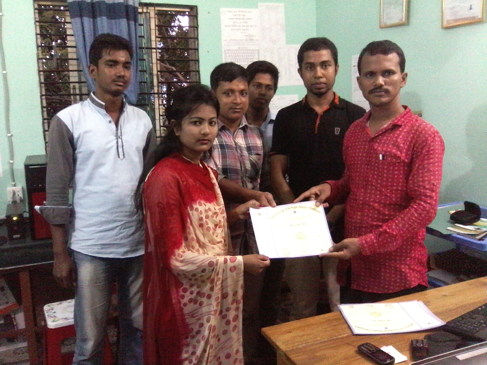 সোনাগাজীতে কম্পিউটার প্রশিক্ষনে উত্তীর্নদের মাঝে সনদ বিতরন