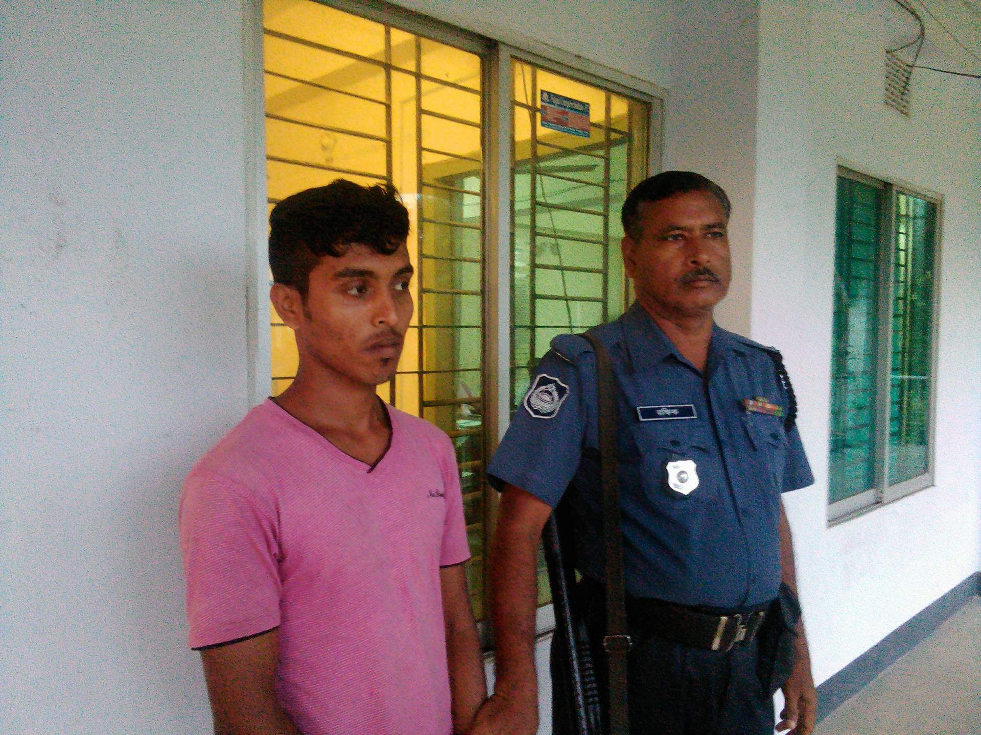 ফুলগাজীতে  দুই যুবকের জরিমানা দিয়েছে ভ্রাম্যমান অাদালত