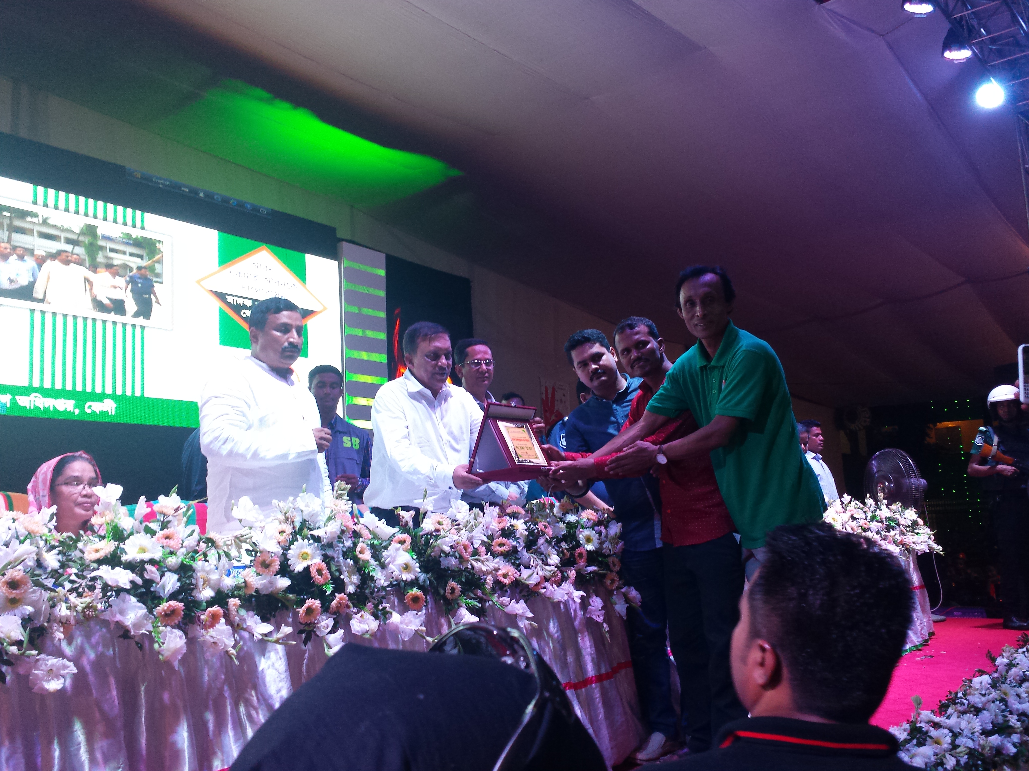 স্বরাষ্ট্রমন্ত্রীকে ফেনী মফস্বল সাংবাদিক ফোরামের শুভেচ্ছা স্বারক