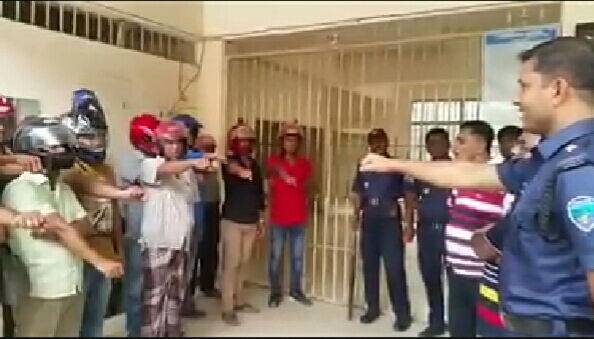 সোনাগাজীতে আটক ১৮ চালক কে হেলমেট ছাড়া বাইক না চালানোর শপথ করালেন পুলিশ