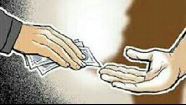 এক দারোগার কাছ থেকে ঘুষ নিলেন আরেক দারোগা