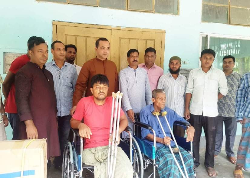 সোনাগাজীতে প্রতিবন্ধীদের মাঝে হুইল চেয়ার বিতরণ