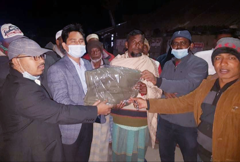 দরিদ্র শীতার্তদের খুঁজে খুঁজে কম্বল দিলেন সোনাগাজীর ইউএনও