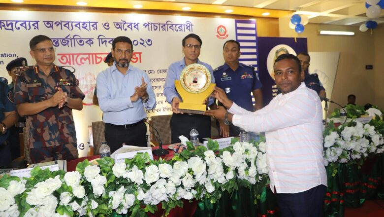 ২০ মাদক কারবারিকে স্বাভাবিক জীবনে এনে সম্মাননা পেলেন ইউপি চেয়ারম্যান